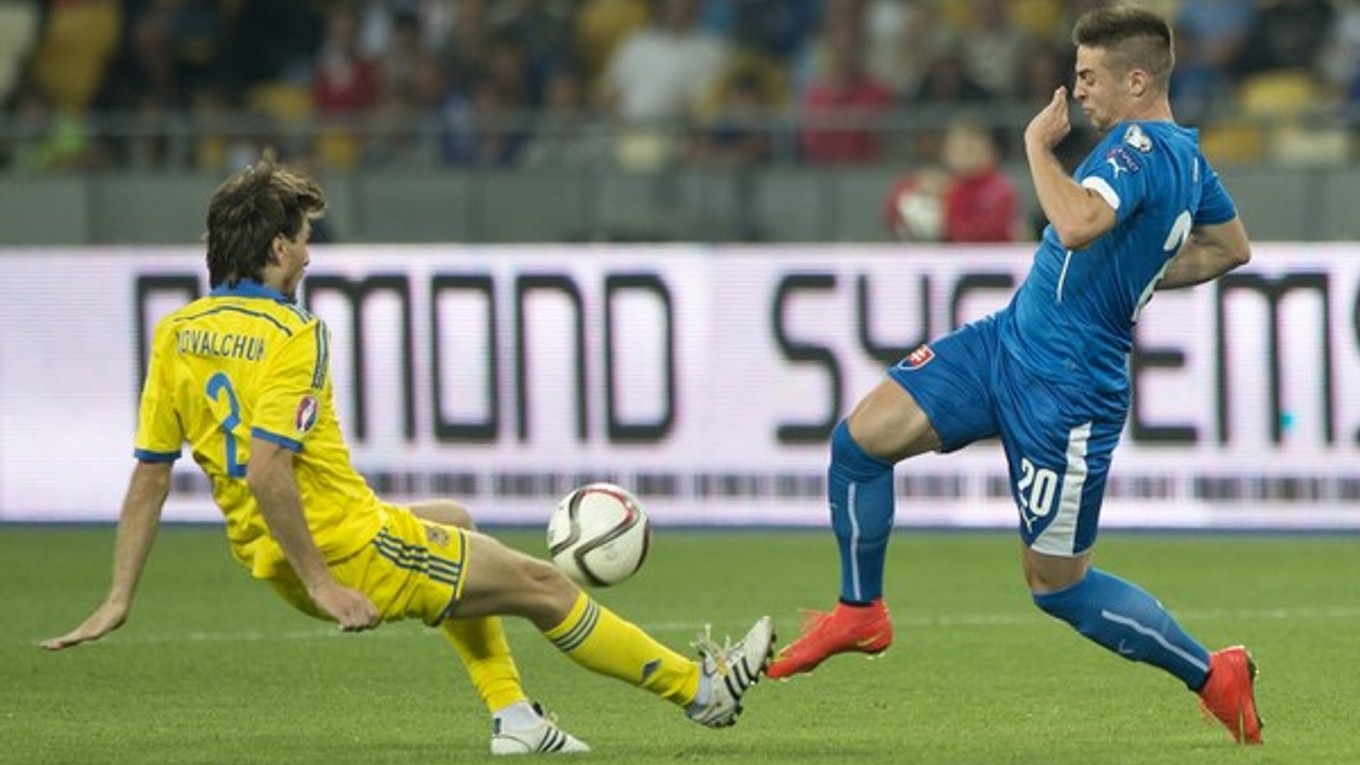 V prvom vzájomnom súboji v septembri minulého roka vyhrali Slováci na pôde Ukrajiny 1:0. Jediný gól duelu strelil Róbert Mak (vpravo).