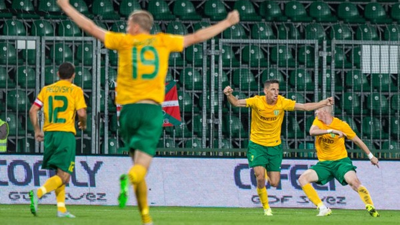 Futbalisti Žiliny v domácom súboji proti Athleticu Bilbao šokovali. Na snímke sa tešia z gólu Jakuba Paura (druhý sprava).