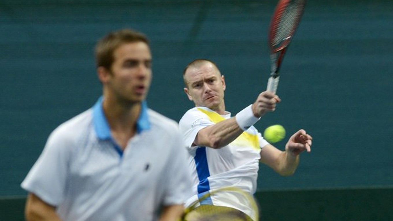 Ešte vlani sa Michal Mertiňák (vpravo) predstavil v súbojoch Davisovho pohára. Na snímke hrá štvorhru po boku Andreja Martina v zápase 1. kola I. skupiny euro-africkej zóny proti Lotyšsku.