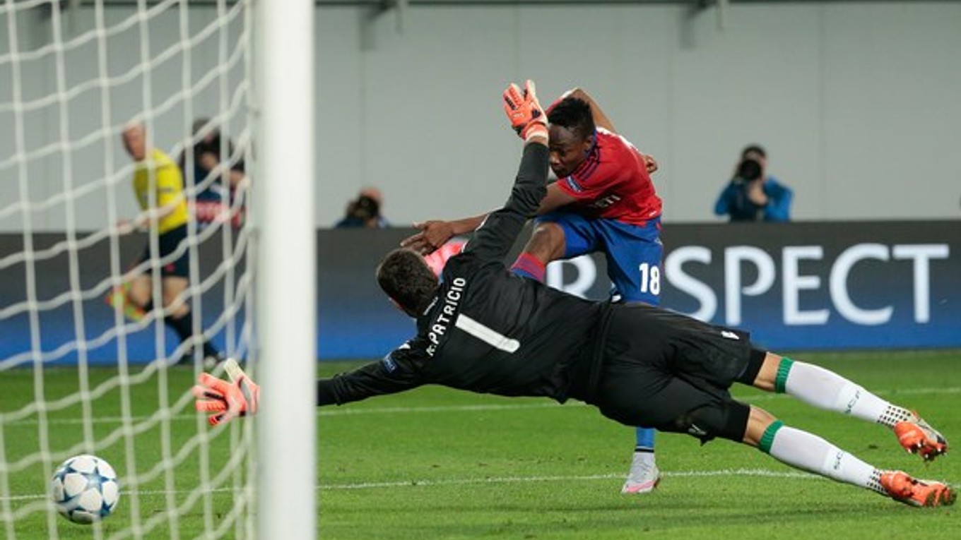 Hráč CSKA Moskva Ahmed Musa (v červenom) strieľa tretí gól do siete Sportingu Lisabon.