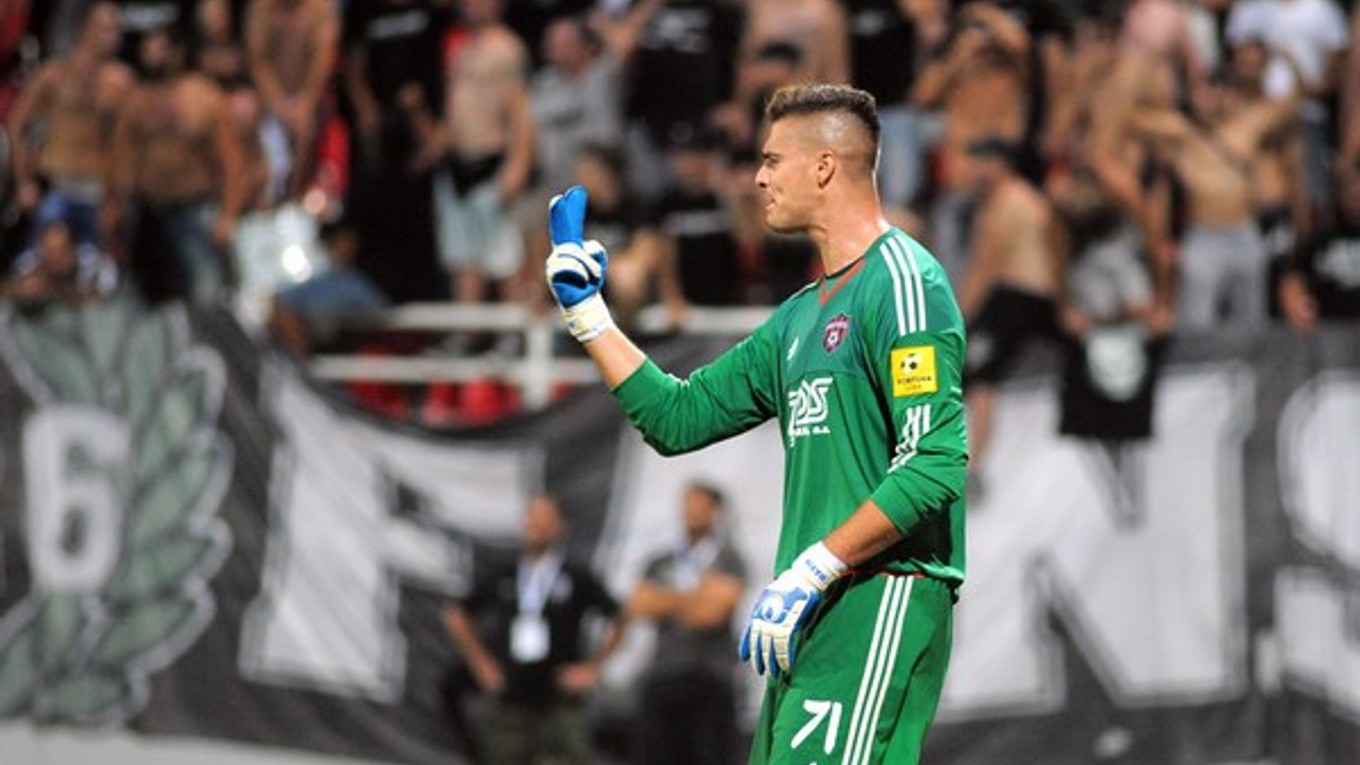 Trnavčania zaplatia pokutu za správanie fanúšikov v zápase Európskej ligy proti PAOK Solún. Na snímke brankár Spartaka Ľuboš Kamenár.