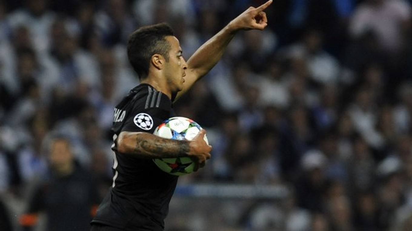Thiago Alcantara si aj v najbližších rokoch bude obliekať dres Bayernu Mníchov.