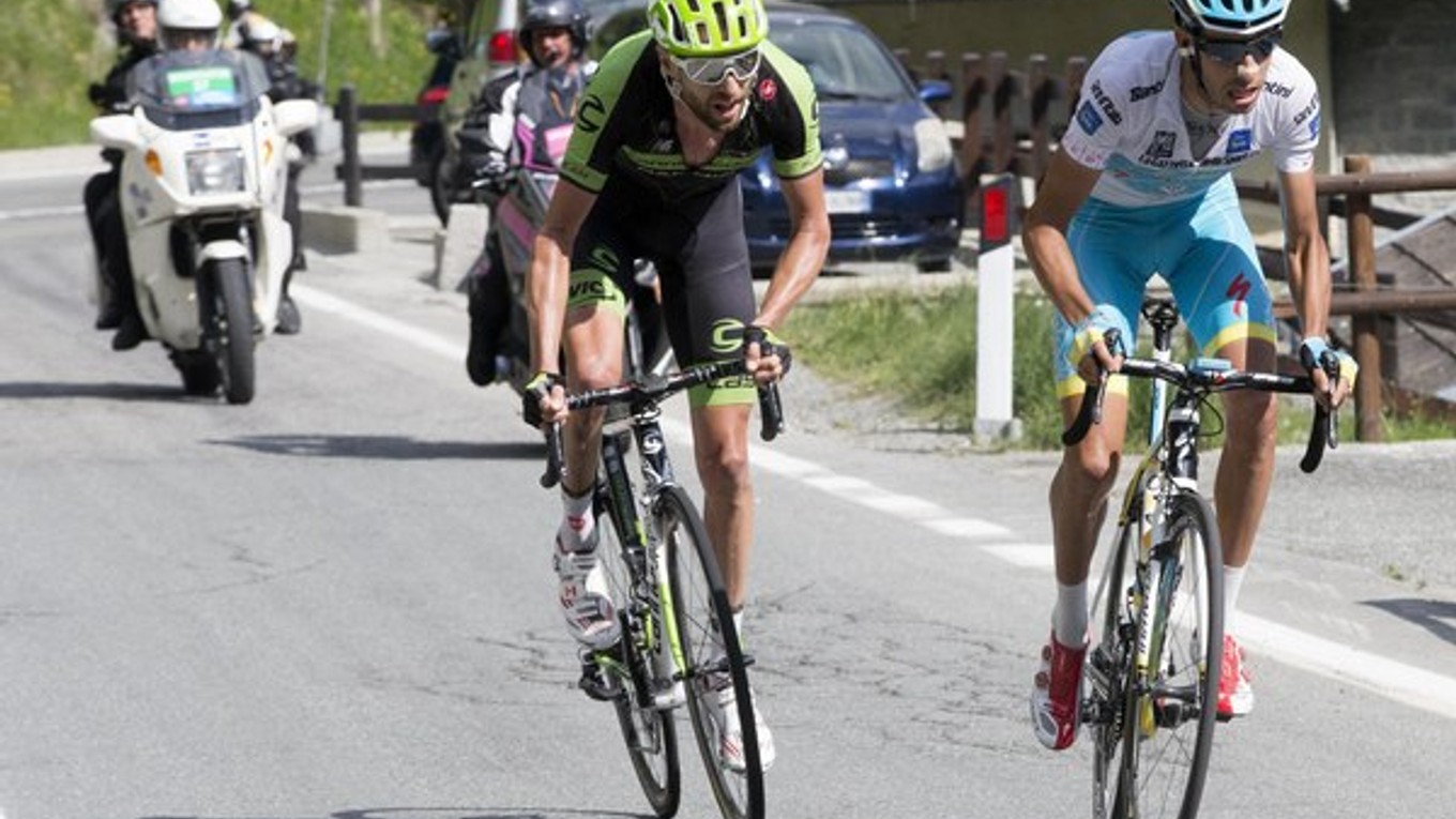 Ryder Hesjedal (vľavo) bojuje v úniku s Fabiom Aruom počas 19. etapy pretekov Giro d'Italia 2015.