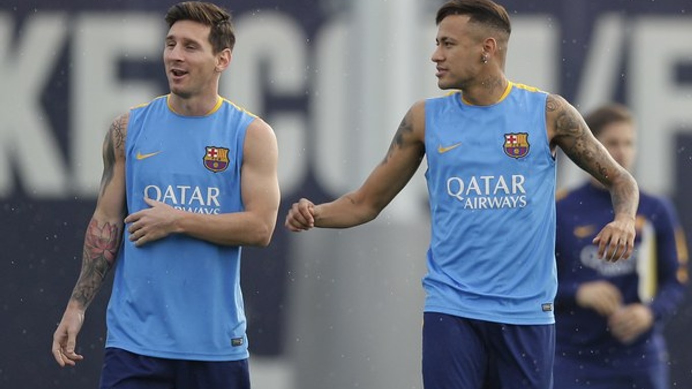 Hviezdy Barcelony Lionel Messi (vľavo) a Neymar.