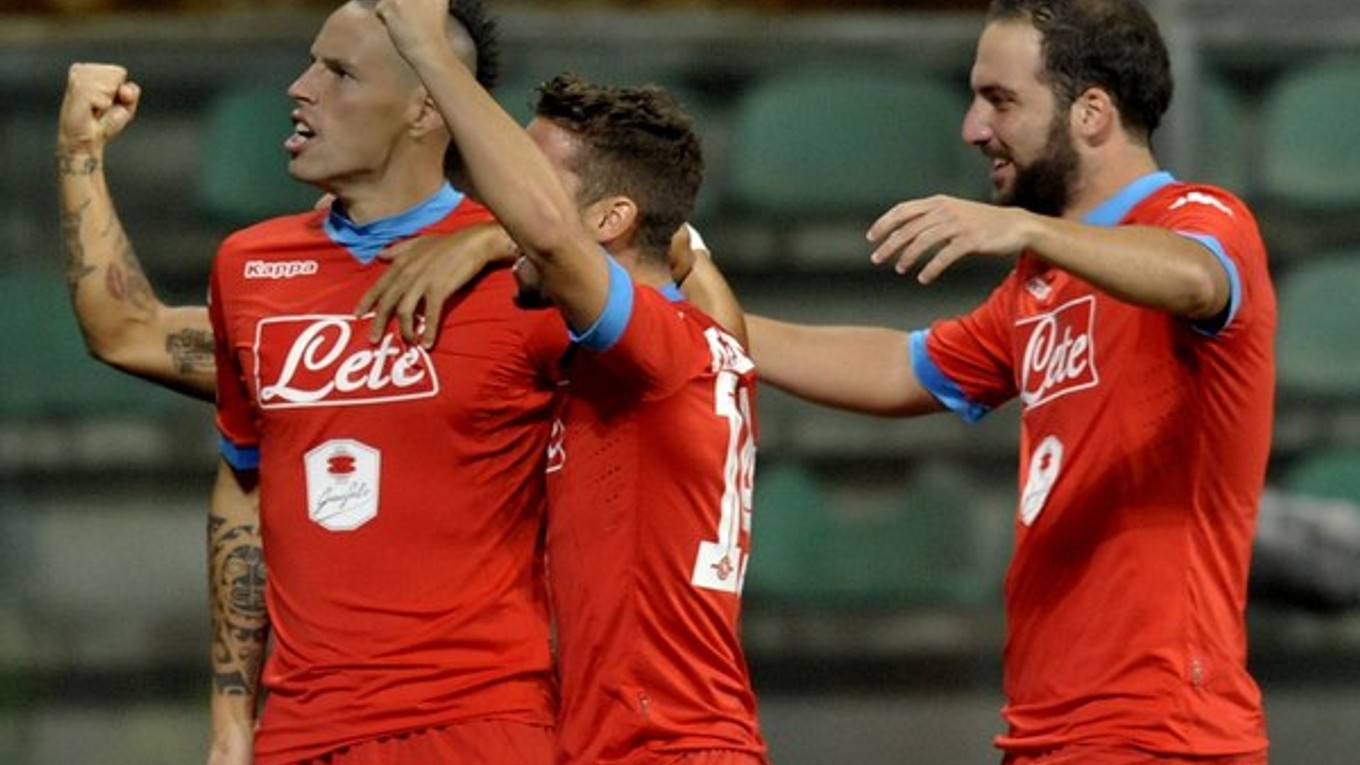 Marek Hamšík (vľavo) sa v drese Neapola presadil hneď v úvodnom kole Serie A na ihrisku Sassuola.