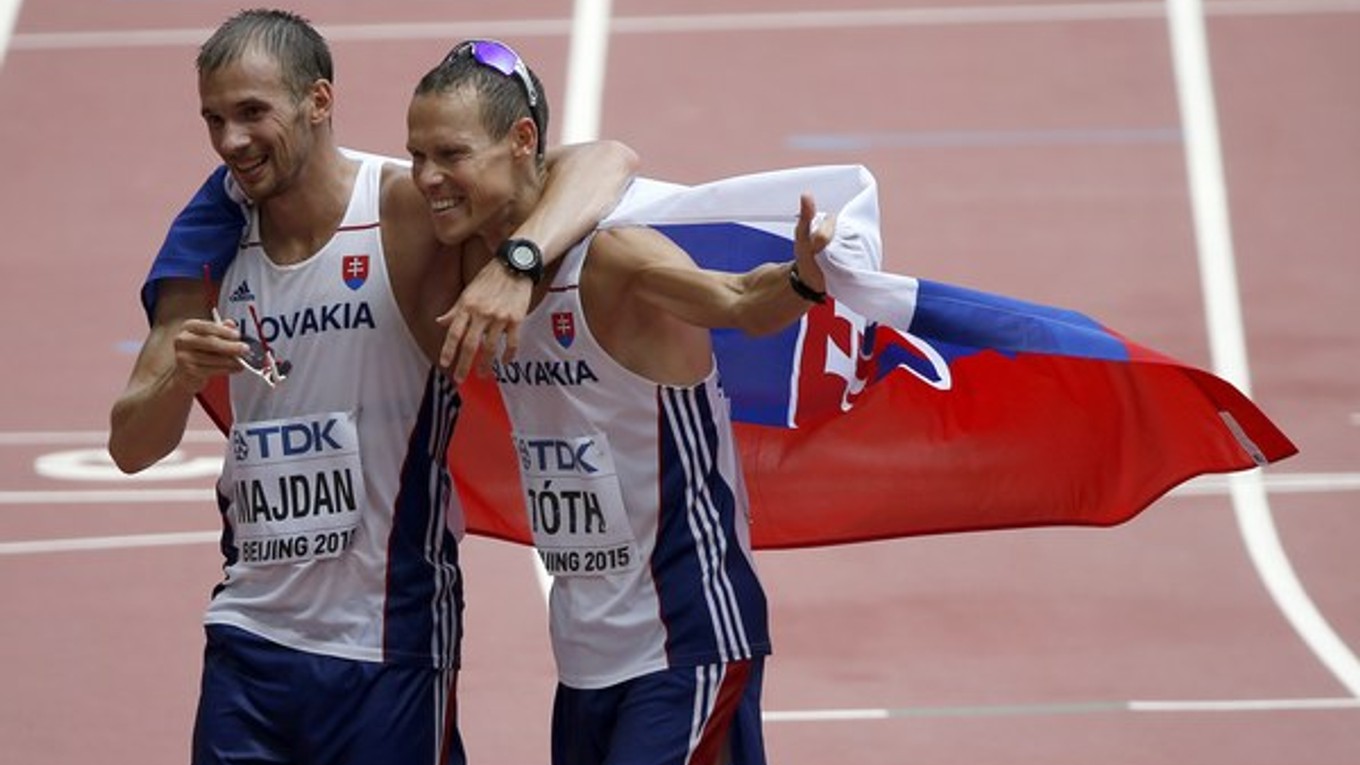 Dušan Majdán (vľavo) sa v cieli objíma s majstrom sveta a krajanom Matejom Tóthom.