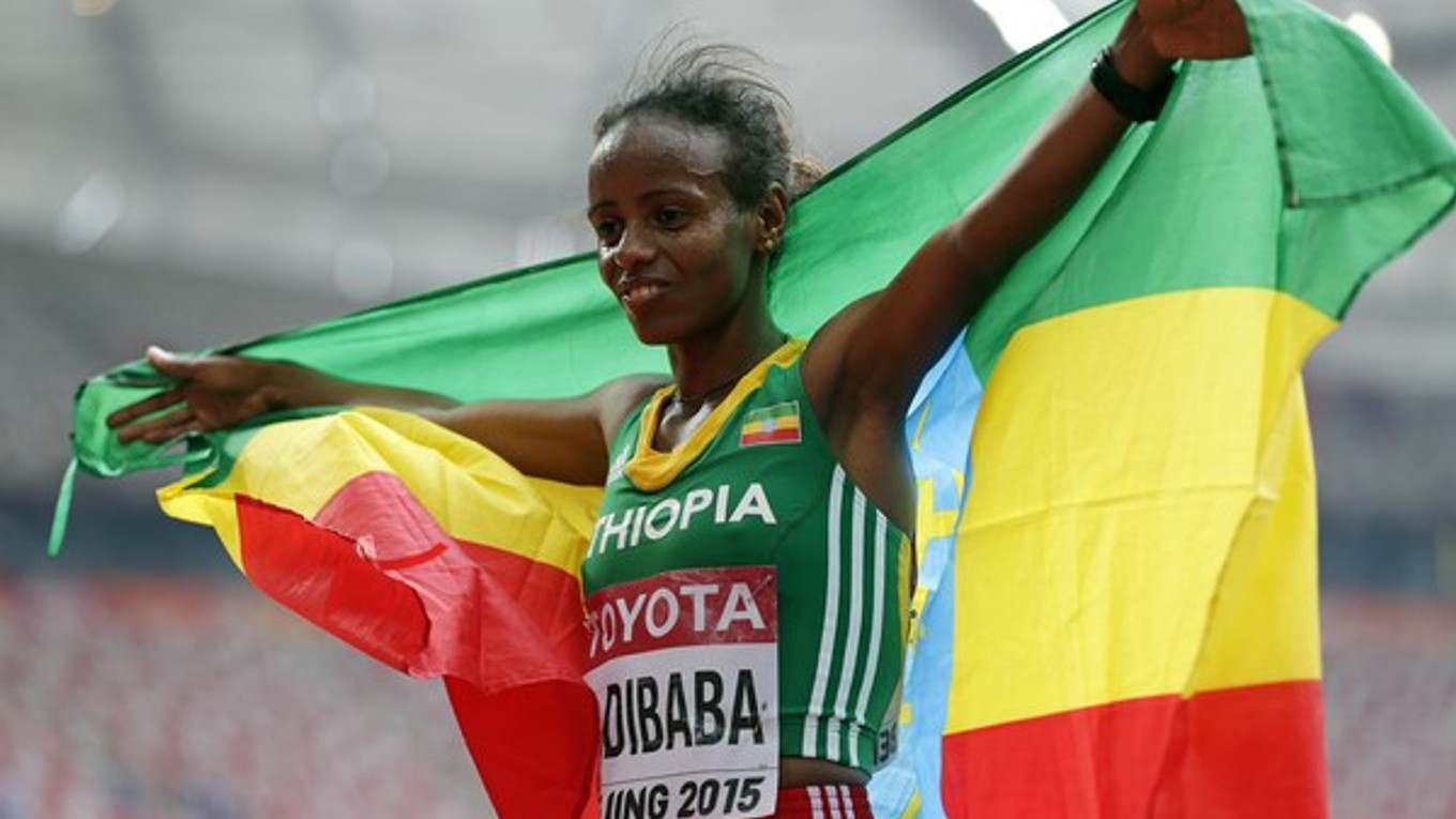 Etiópčanka Mare Dibabová sa teší z víťazstva v maratóne.