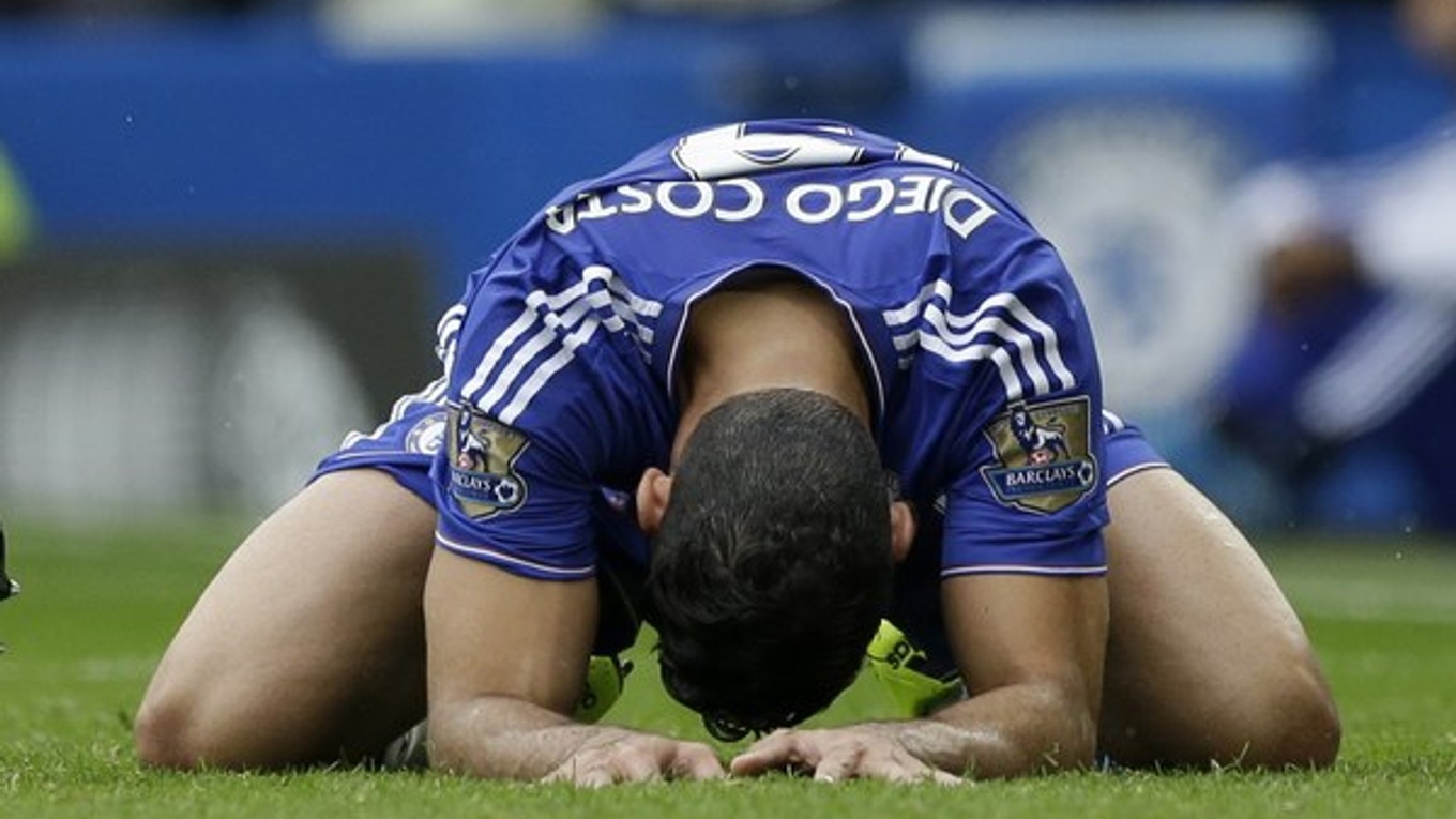 Chelsea nezvládla ani domáci zápas s Crystal Palace. Na snímke smúti útočník Diego Costa.