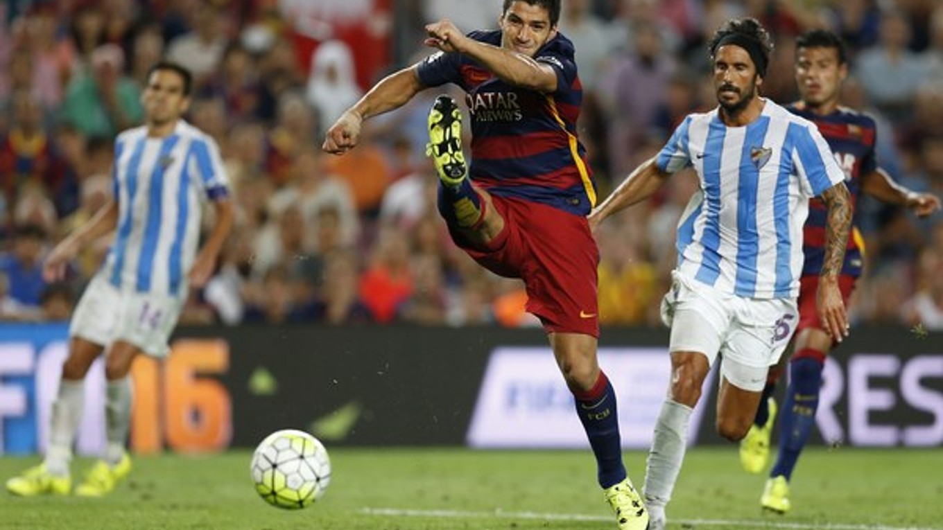 Barcelona zdolala Malagu najtesnejším rozdielom 1:0. Na snímke strieľa Luis Suárez.