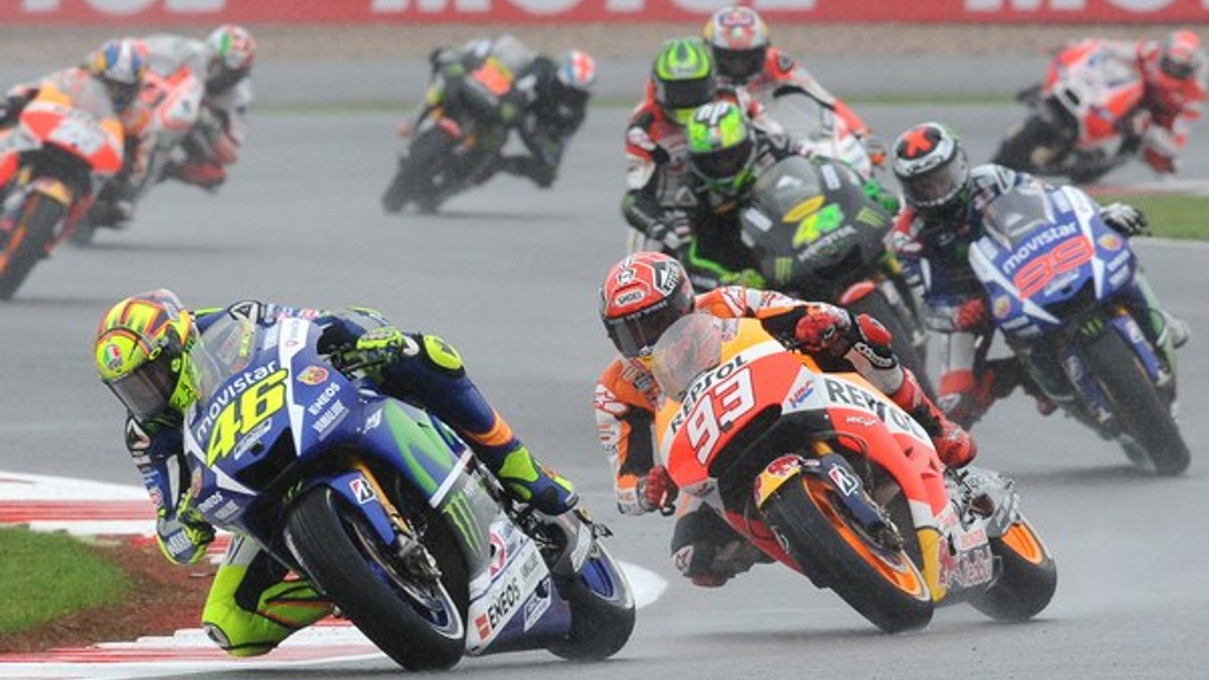 Valentino Rossi (vľavo) si dokázal najlepšie poradiť s ťažkými podmienkami na trati.