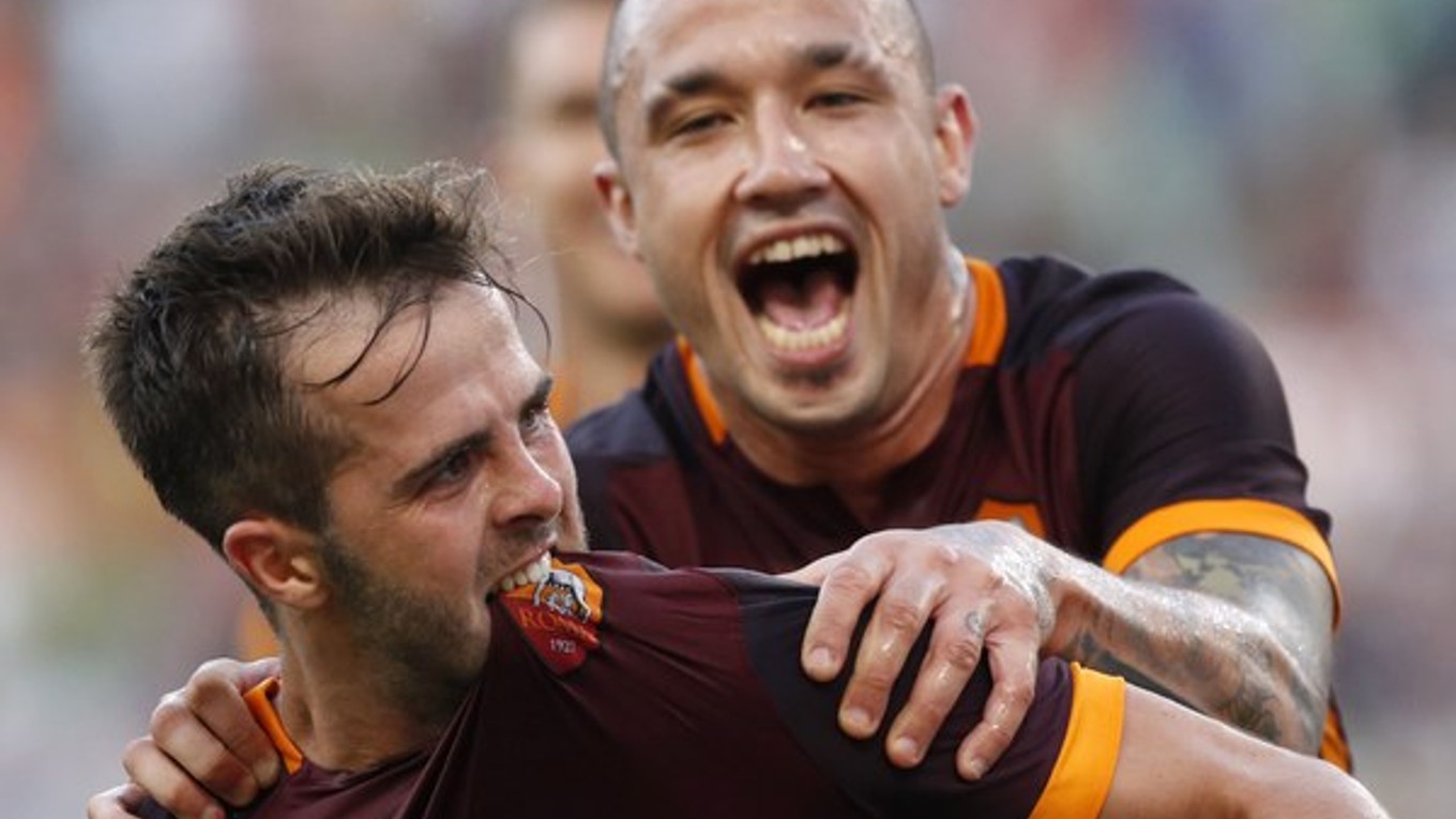 Hráč AS Rím Miralem Pjanič (vľavo) sa teší z gólu do siete Juventusu. Spolu s ním oslavuje Radja Nainggolan.