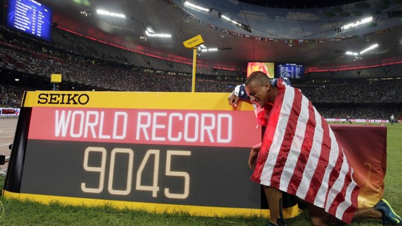 Ashton Eaton dosiahol v pekinskom desaťboji svetový rekord.