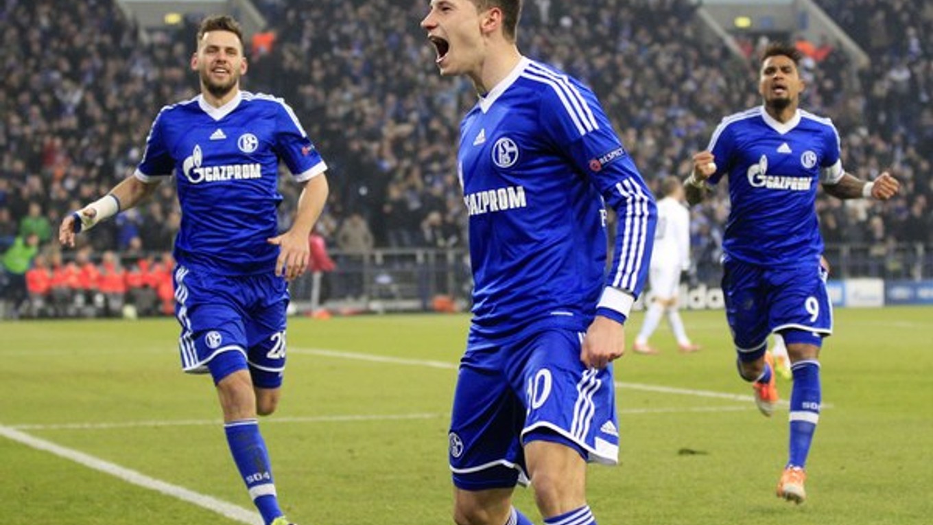 Draxler (v strede) patril aj napriek mladému veku medzi kľúčových hráčov Schalke.