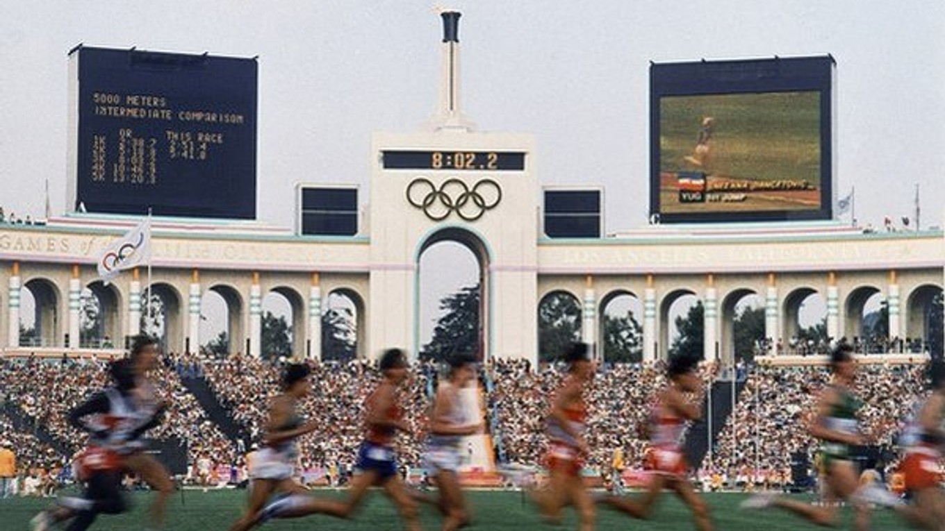 V Los Angeles sa v minulosti uskutočnili olympijské hry dvakrát. Na snímke z roku 1984 absolvujú bežci preteky na 5000 metrov.