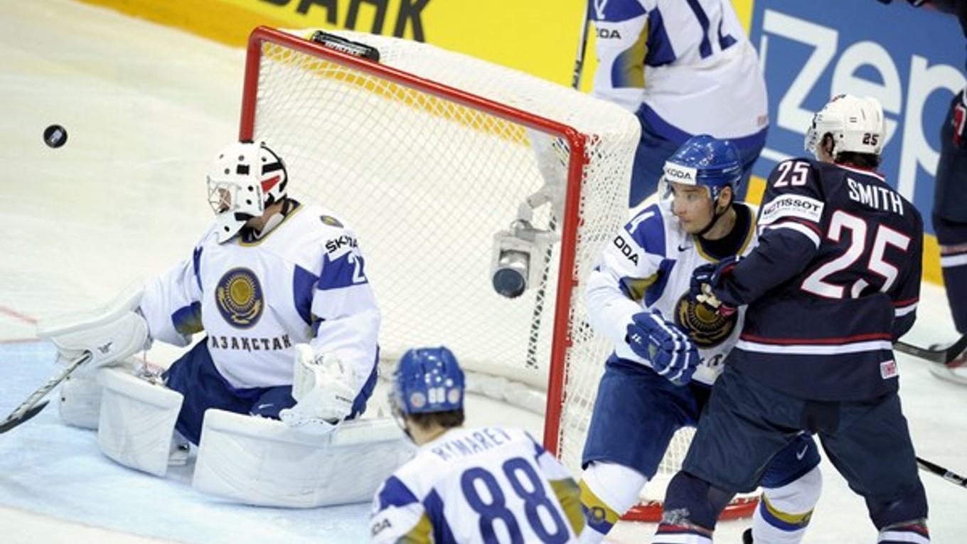 Gólman Lokomotivu Jarosľavl Vitalij Kolesnik je tiež reprezentačnou jednotkou Kazachstanu.