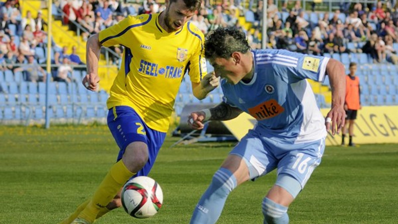 Haskič (vľavo) je typickým balkánskym futbalistom, ktorý si s loptou rozumie.