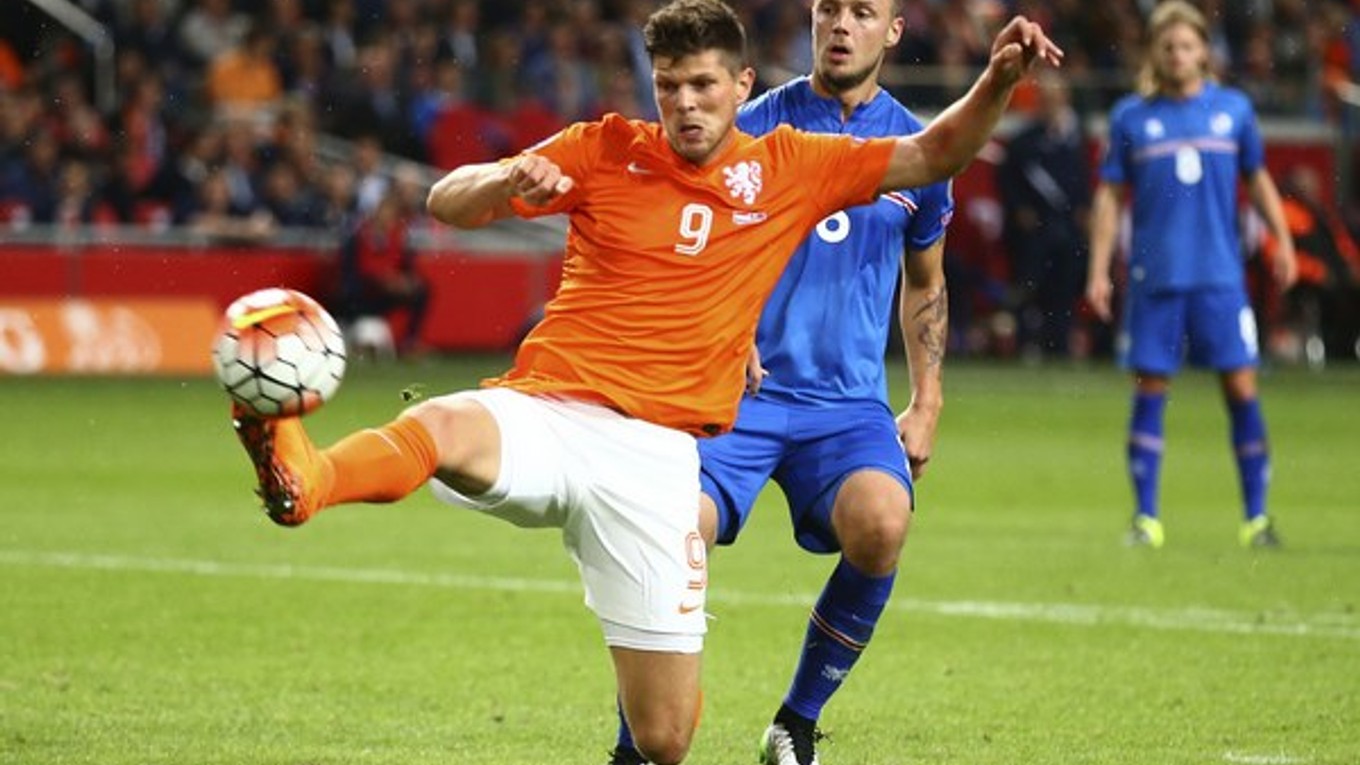 Holanďania mali proti Islandu streleckú aj hernú prevahu, no napriek tomu prehrali. Na snímke holandský reprezentant Klaas-Jan Huntelaar a za ním hráč Islandu Ragnar Sigurdsson.