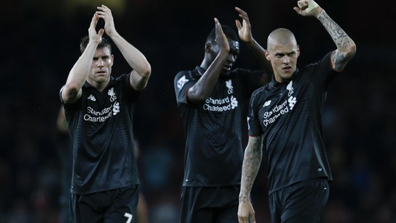 Futbalisti Liverpoolu v menej tradičných čiernych dresoch mávajú svojim fanúšikom po bezgólovej remíze s Arsenalom Londýn.