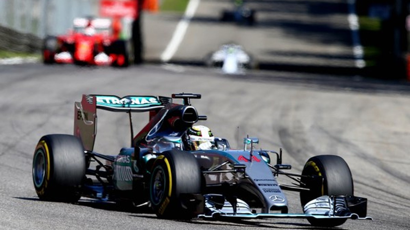 Lewis Hamilton na čele pretekov v Monze.
