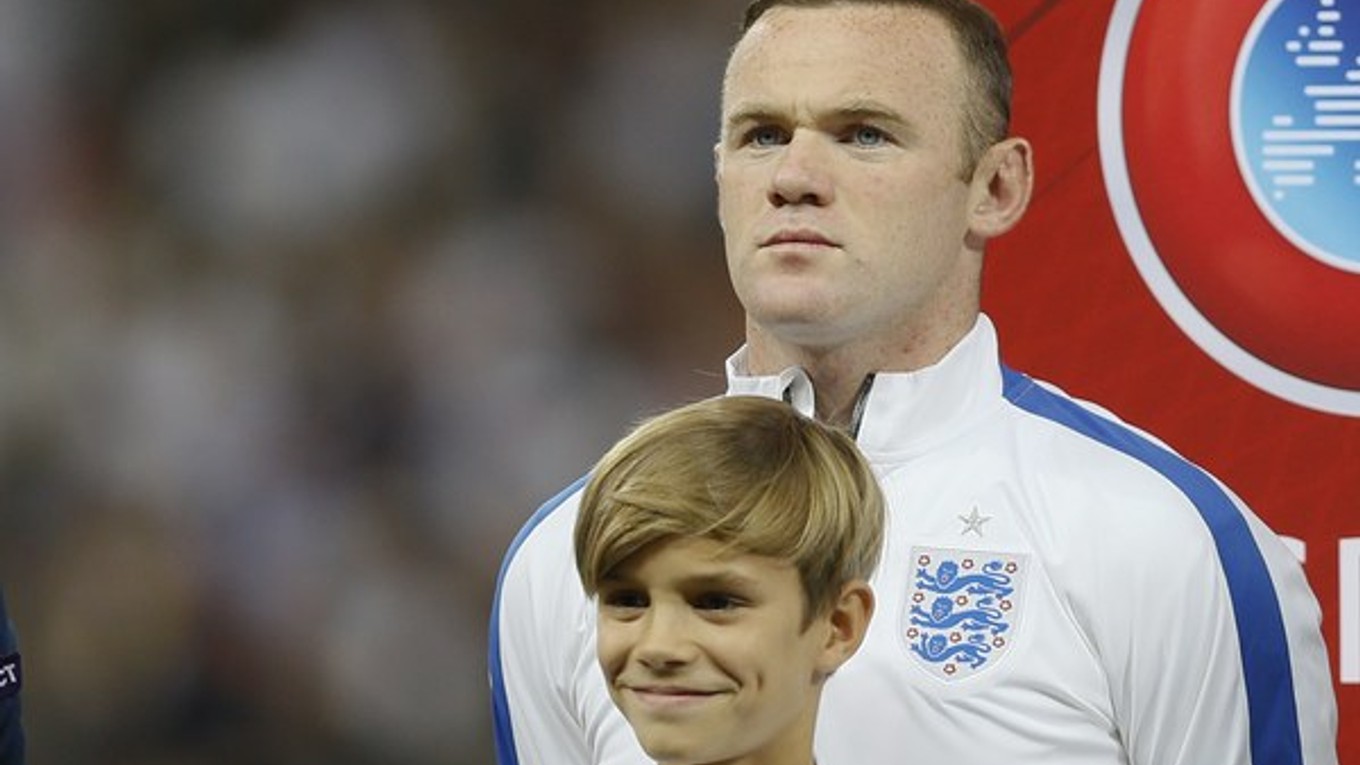 Na snímke v pozadí anglický reprezentant Wayne Rooney, v popredí syn Davida Beckhama a Victorie Beckhamovej Romeo počas slávnostného nástupu pred začiatkom zápasu Anglicko - Švajčiarsko.