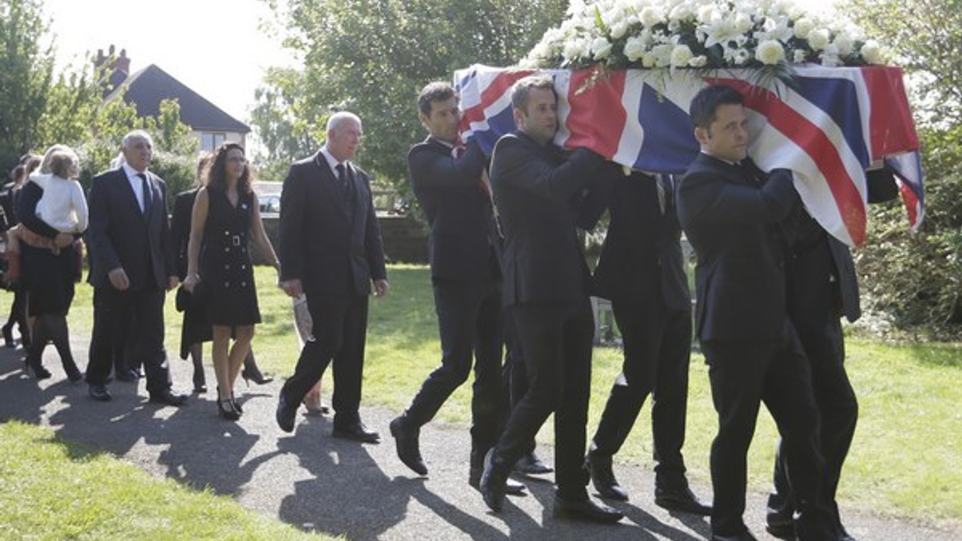 Nosiči nesú rakvu s pozostatkami zosnulého britského jazdca Justina Wilsona počas pohrebu v  Paulerspury.