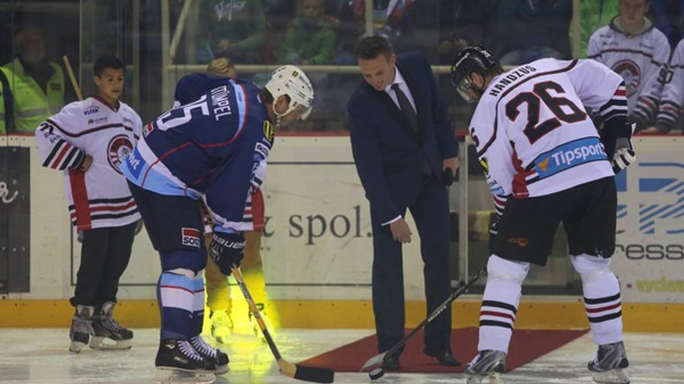 Tri slovenské hokejové legendy slávnostne otvorili zápas a vlastne aj novú sezónu.