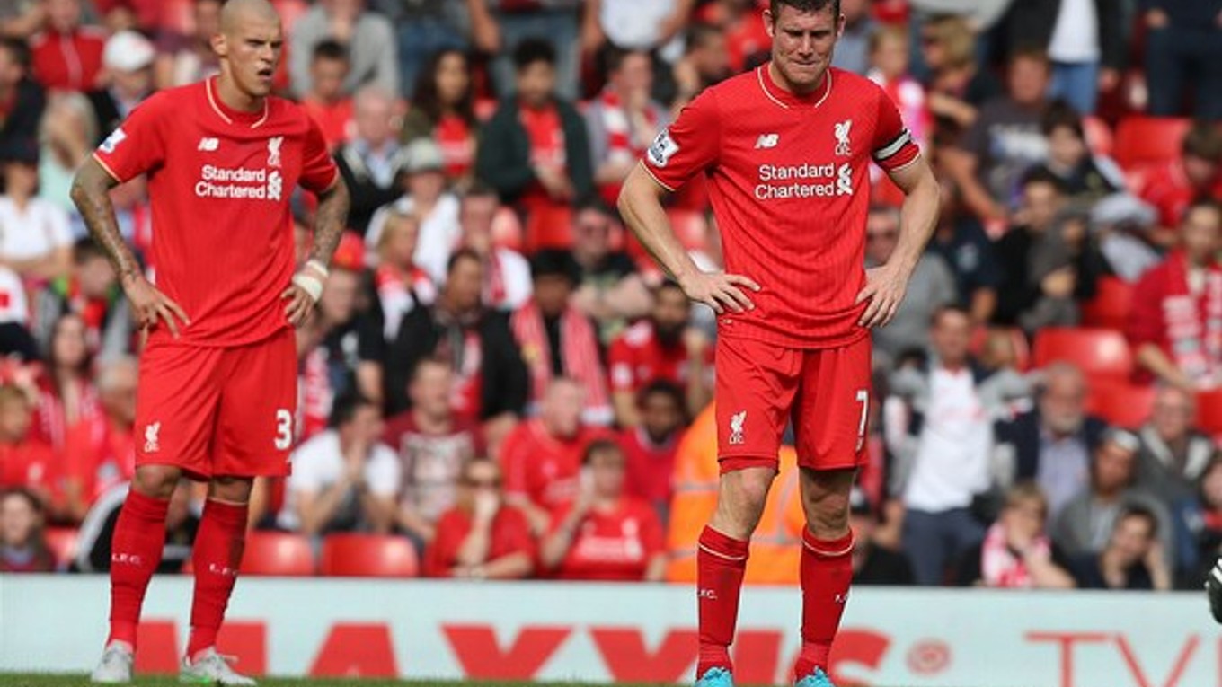 Slovenský hráč Liverpoolu Martin Škrtel (vľavo) a jeho spoluhráč James Milner.