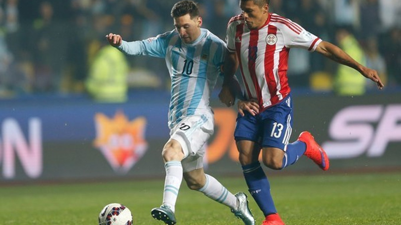 Argentínčan Lionel Messi (vľavo).