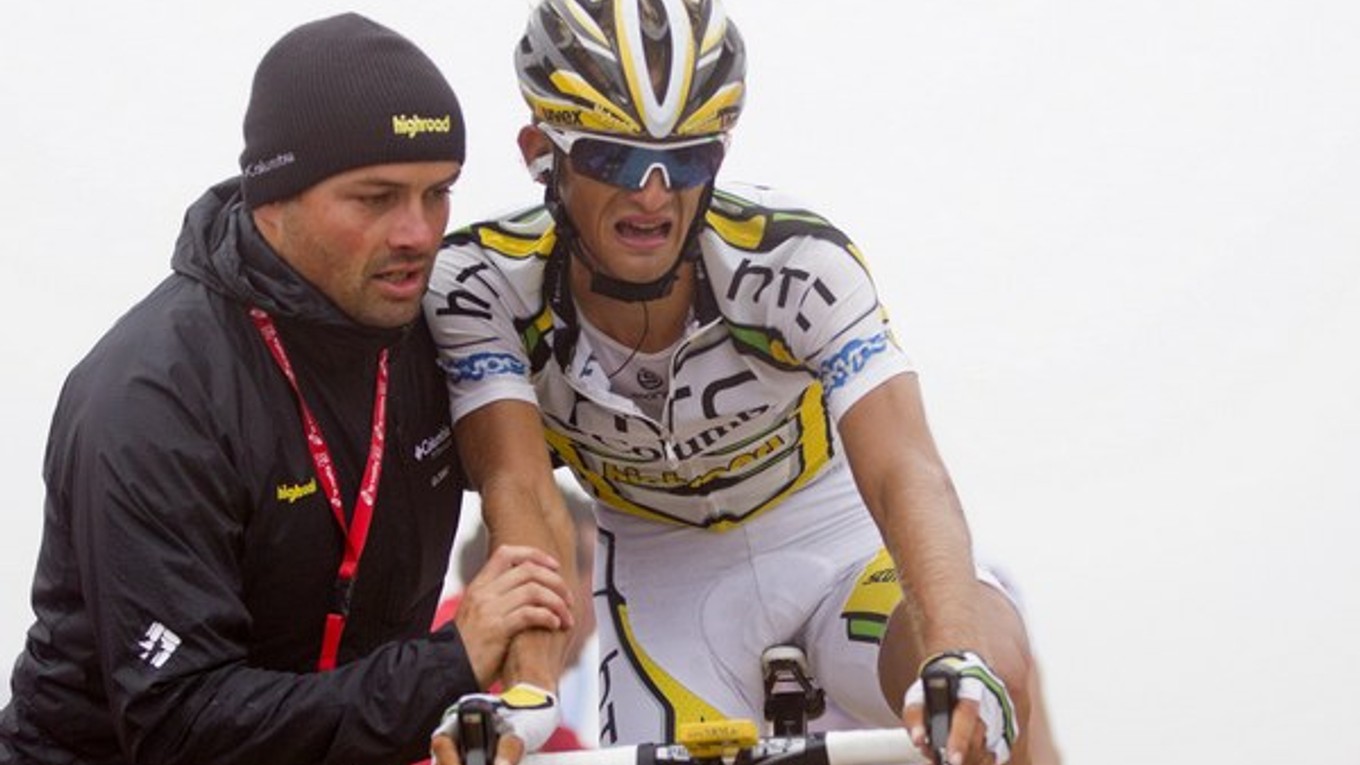 Slovák Peter Velits (vpravo) v cieli 20.etapy Vuelty v Navacerrade 18.septembra 2010. Velits si v predposlednej etape 65. ročníka Vuelty udržal tretiu priečku v priebežnom poradí a dosiahol najväčší úspech vo svojej kariére.