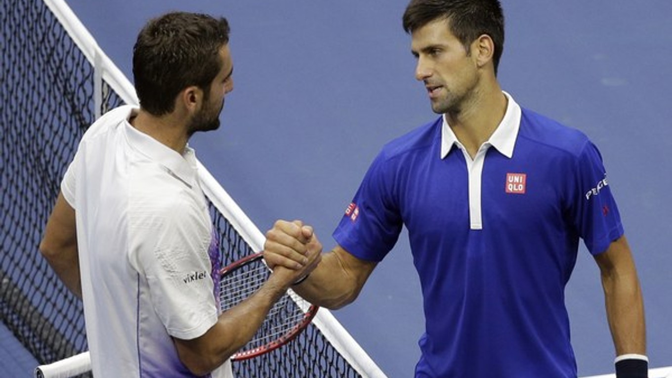 Obhajca titulu Mario Čilič (vľavo) prehral v semifinále US Open so svetovou jednotkou Novakom Djokovičom (vpravo)