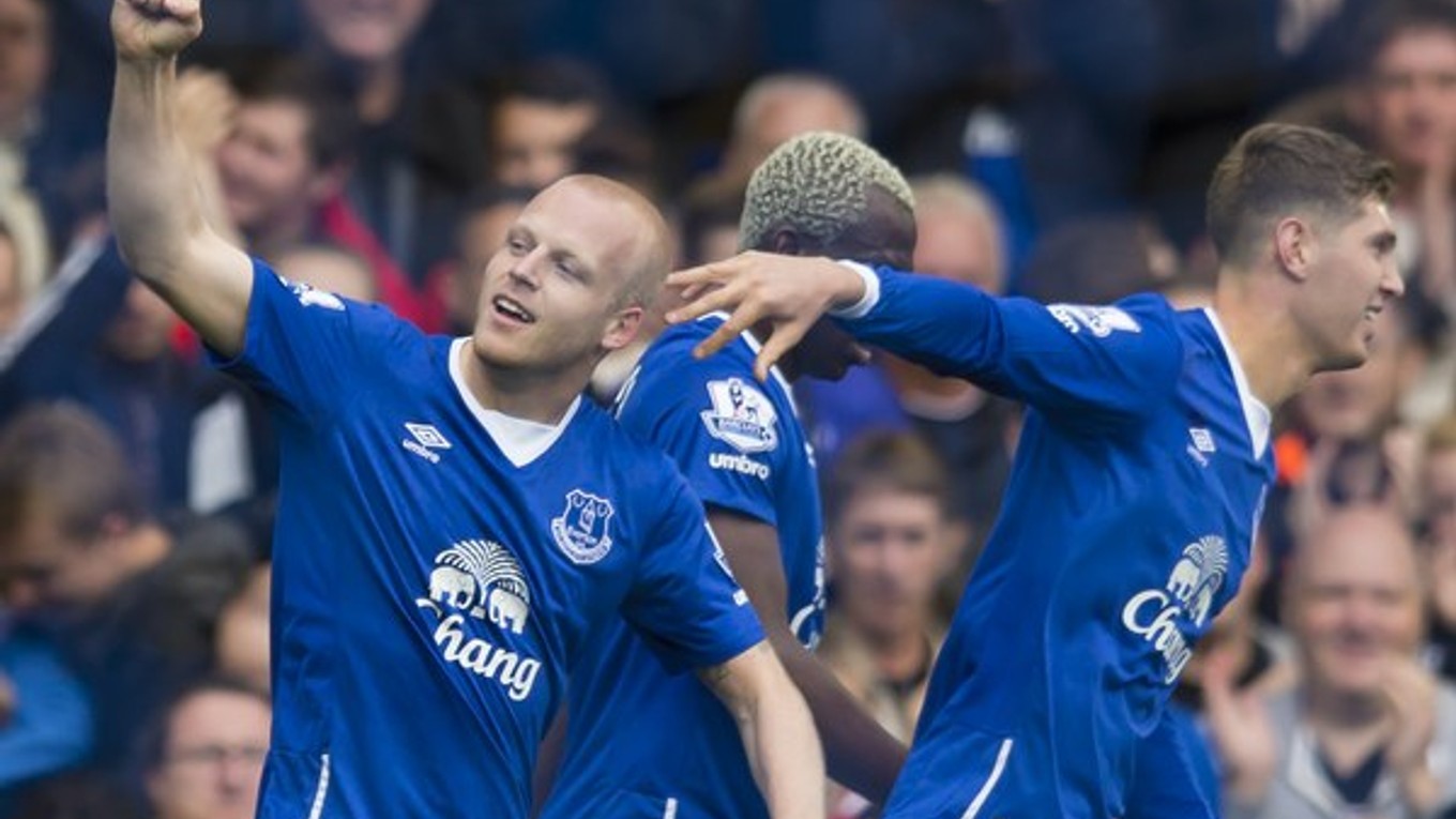 Útočník Evertonu Steven Naismith (vľavo) strelil proti Chelsea Londýn hetrik.