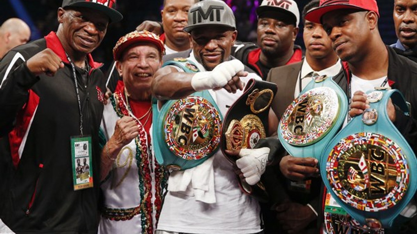 Floyd Mayweather (uprostred) obhájil titul majstra sveta vo welterovej váhe vo verziách WBA a WBC.