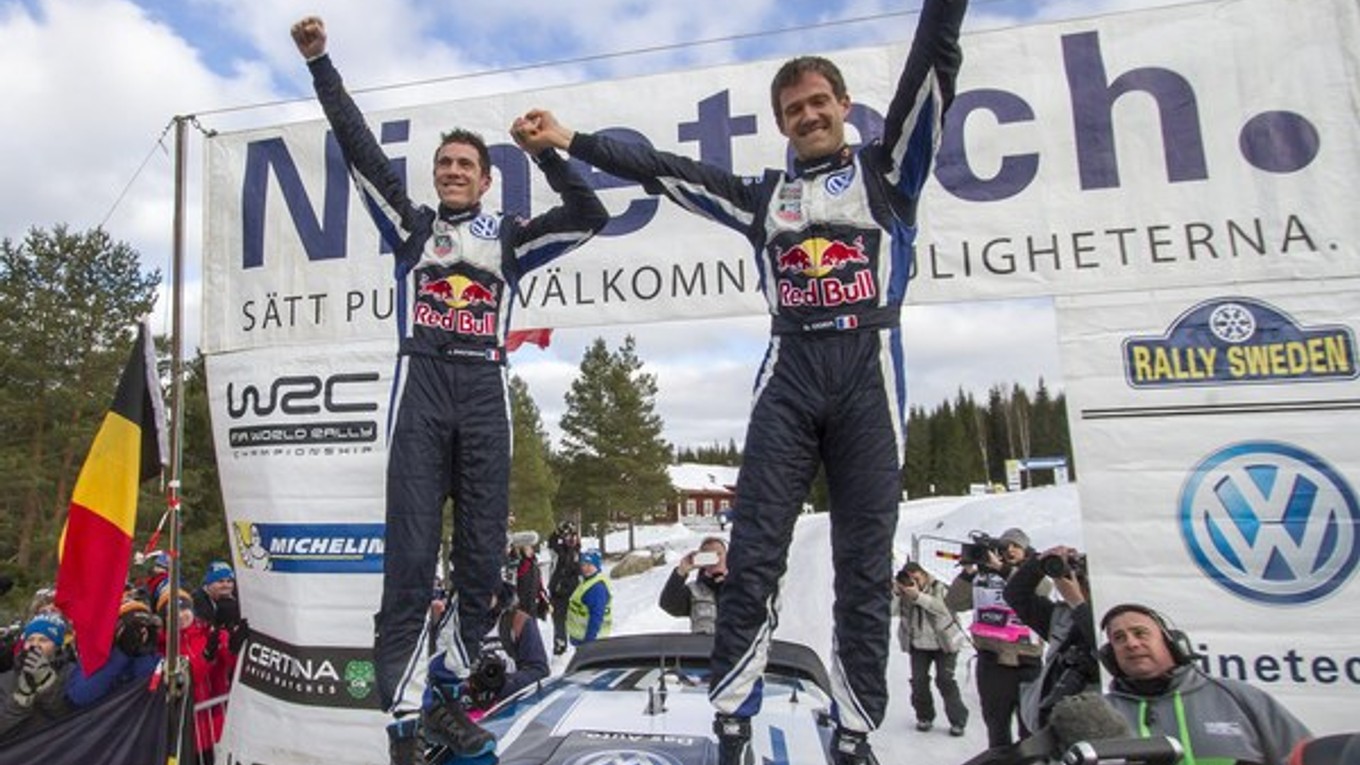 Sébastien Ogier (vpravo) so spolujazdcom Julienom Ingrassiom sa stali tretí raz za sebou majstrami sveta.