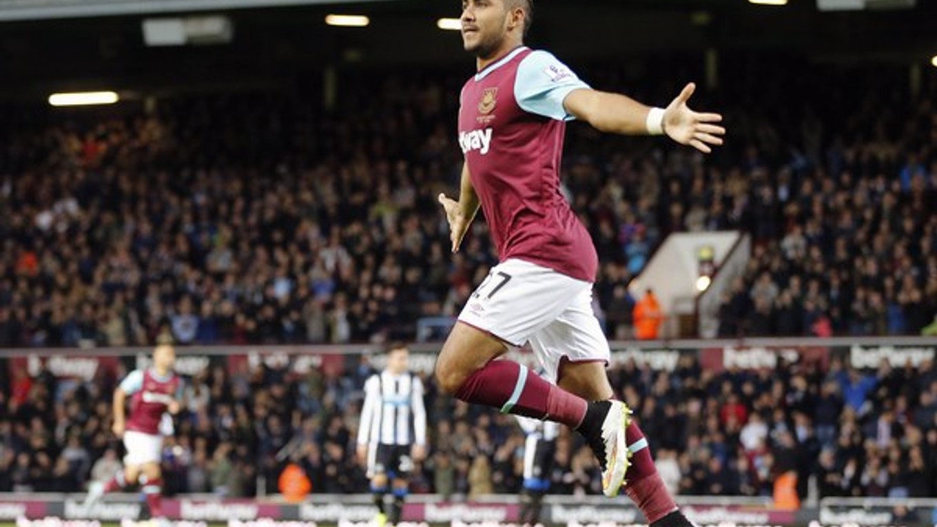 Dimitri Payet z West Hamu oslavuje jeden z gólov v sieti súpera.