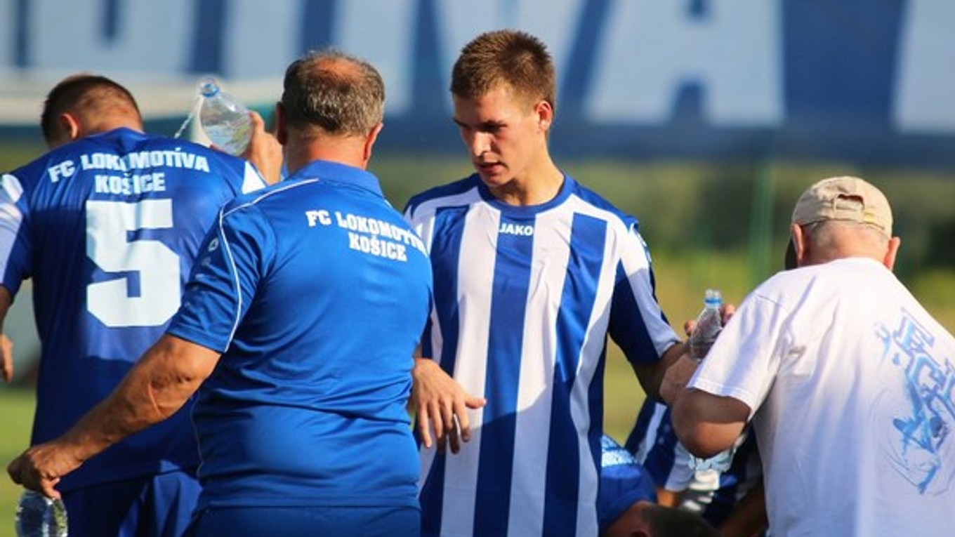 Úvodný gól košickej Lokomotívy proti Popradu strelil Ľubomír Korijkov (v strede).