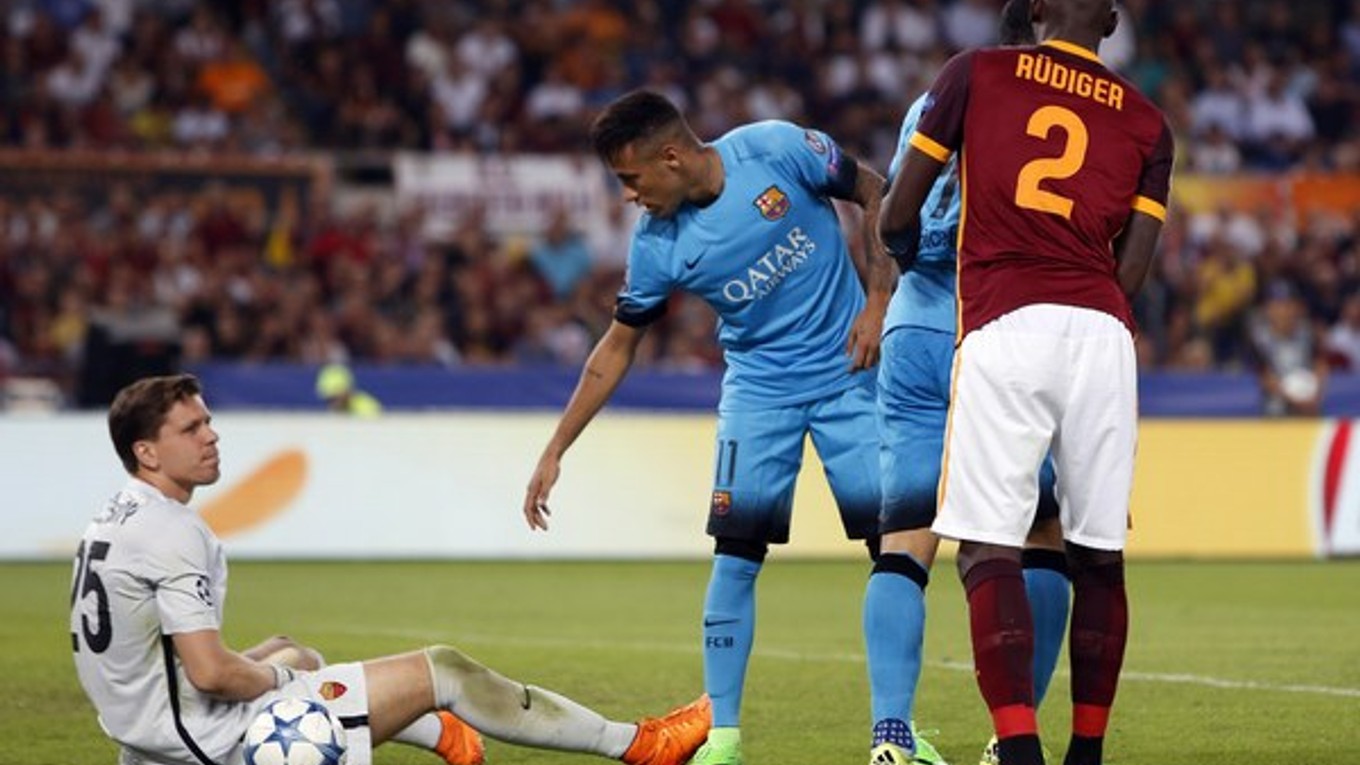 Wojciech Szczesny (vľavo) nedochytal domáci duel Ligy majstrov proti Barcelone.
