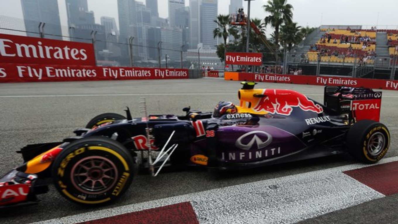 F1 môže prísť o tímy Red Bull a Toro Rosso. Na snímke jazdec Red Bullu Daniil Kvjat.