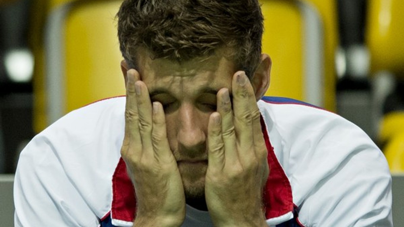 Smutný Martin Kližan po prehre tímového kolegu Norberta Gombosa v rozhodujúcom piatom zápase baráže o účasť vo svetovej skupine Davisovho pohára.