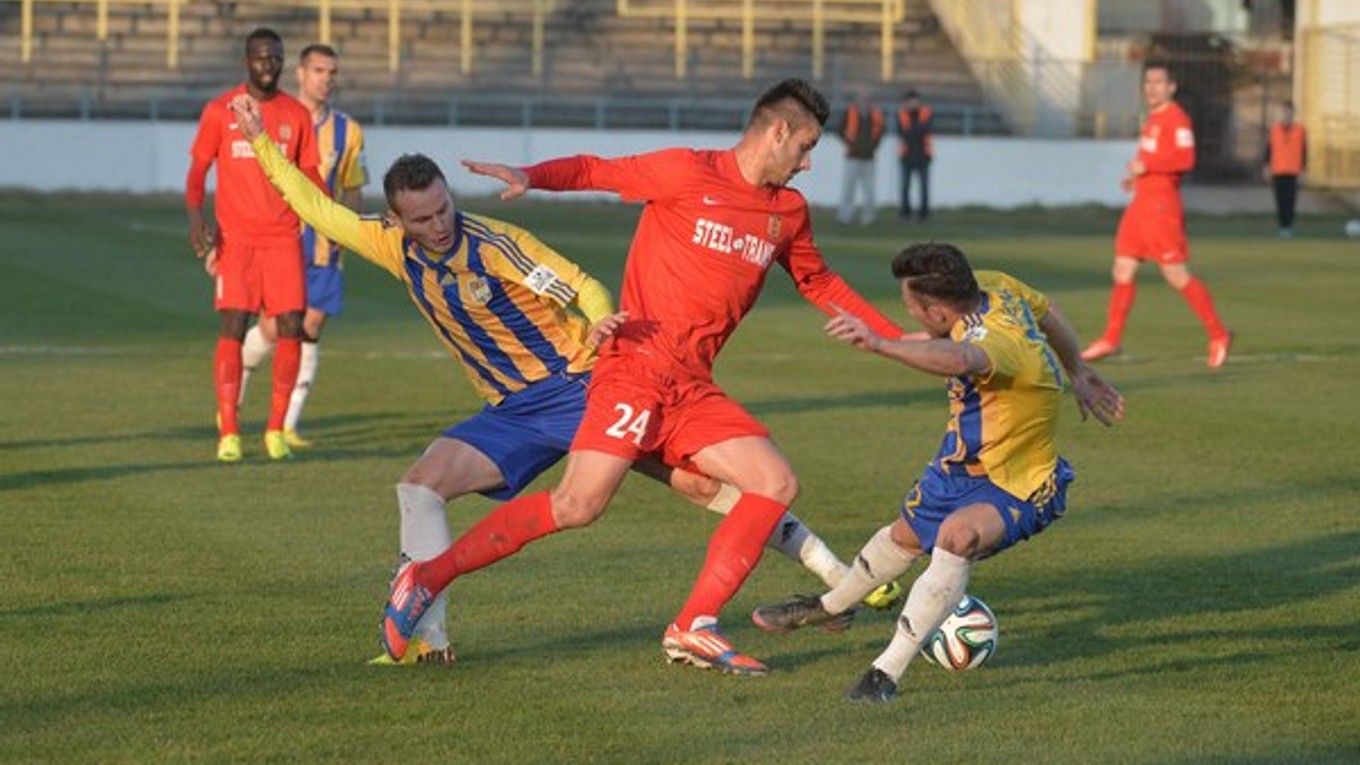 Remízu pre VSS Košice zachránil v zápase proti Liptovskému Mikulášu gólom v poslednej minúte Lazar Djordjevič (v strede).