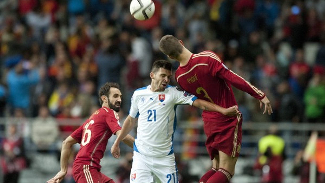 Ďuriš (v strede) odohral na hrote aj druhý polčas kvalifikačného duelu v Oviede proti Španielsku.