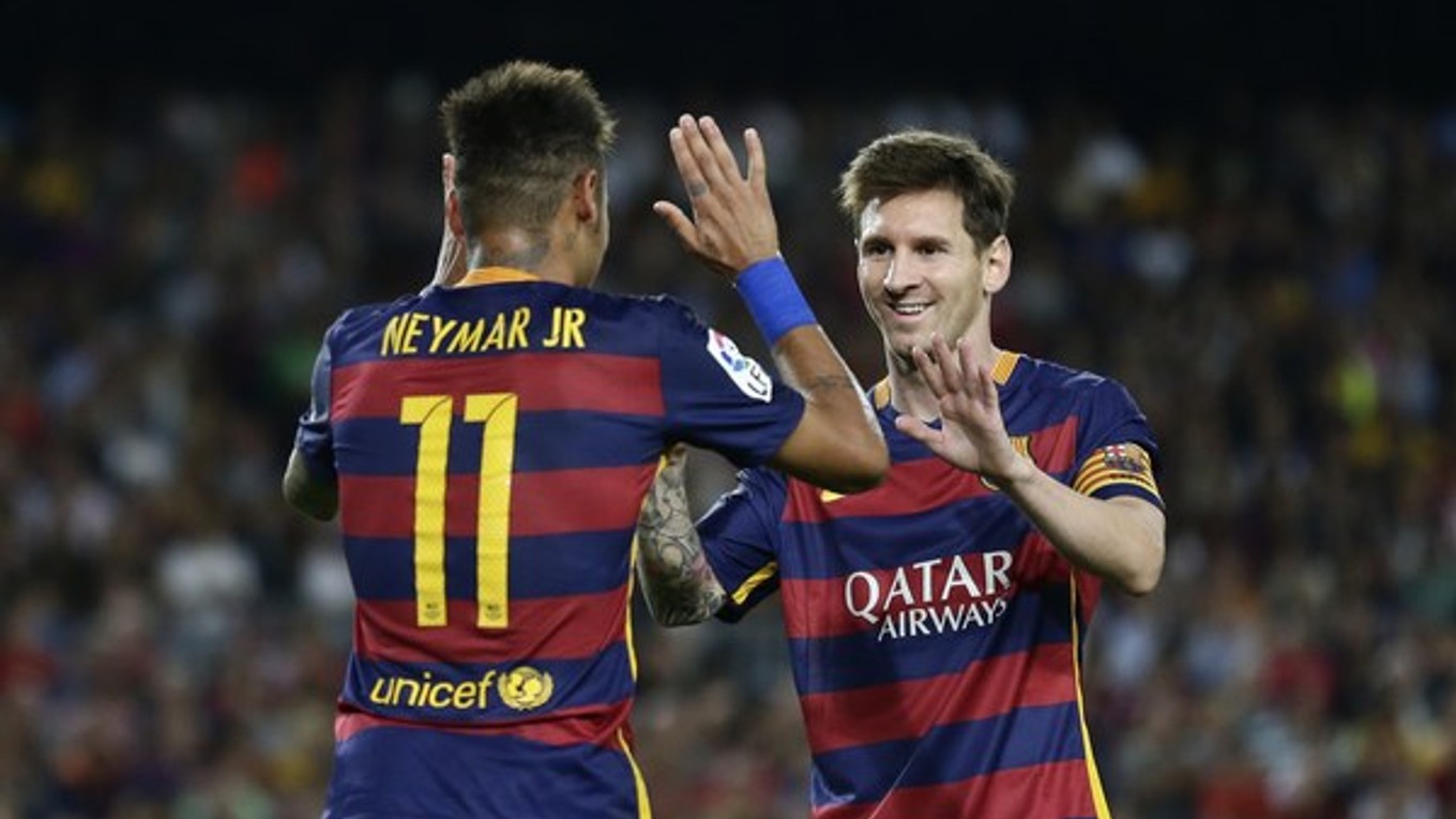 V súboji proti Levante dvakrát skóroval aj hviezdny Lionel Messi (vpravo). Na snímke sa raduje so spoluhráčom Neymarom.