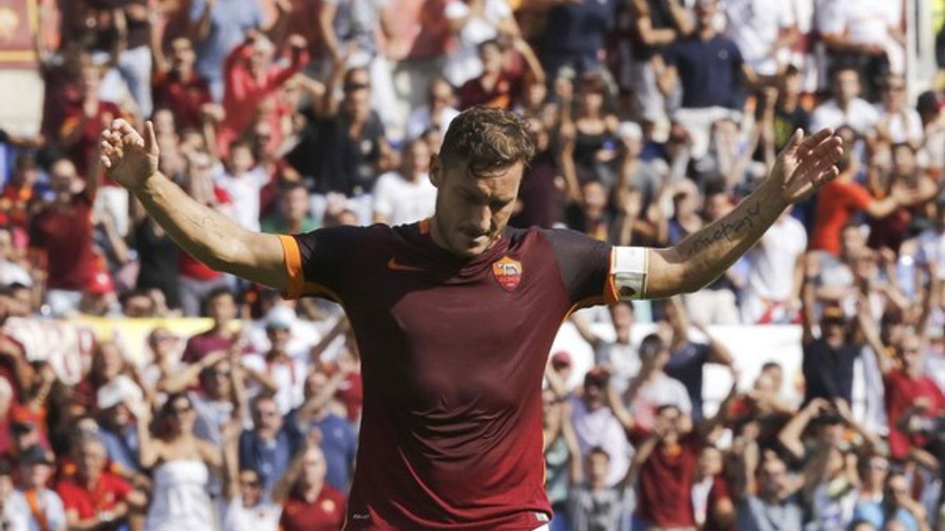 Francesco Totti oslavuje gól do siete Sassuola.