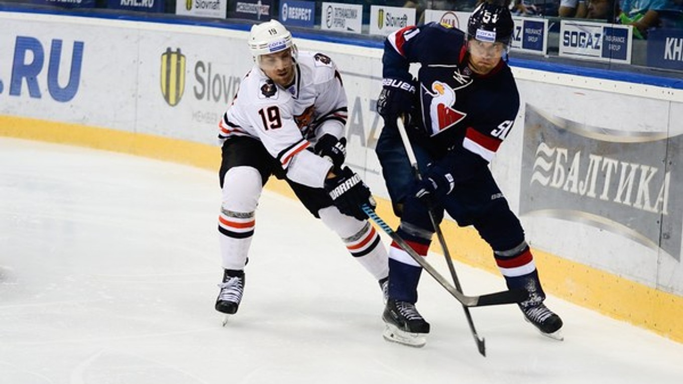 Ešte koncom augusta hral Michel Miklík (vľavo) v drese Chabarovska proti svojmu aktuálnemu zamestnávateľovi Slovanu Bratislava. Na snímke sa pokúšal brániť Milana Bartoviča.