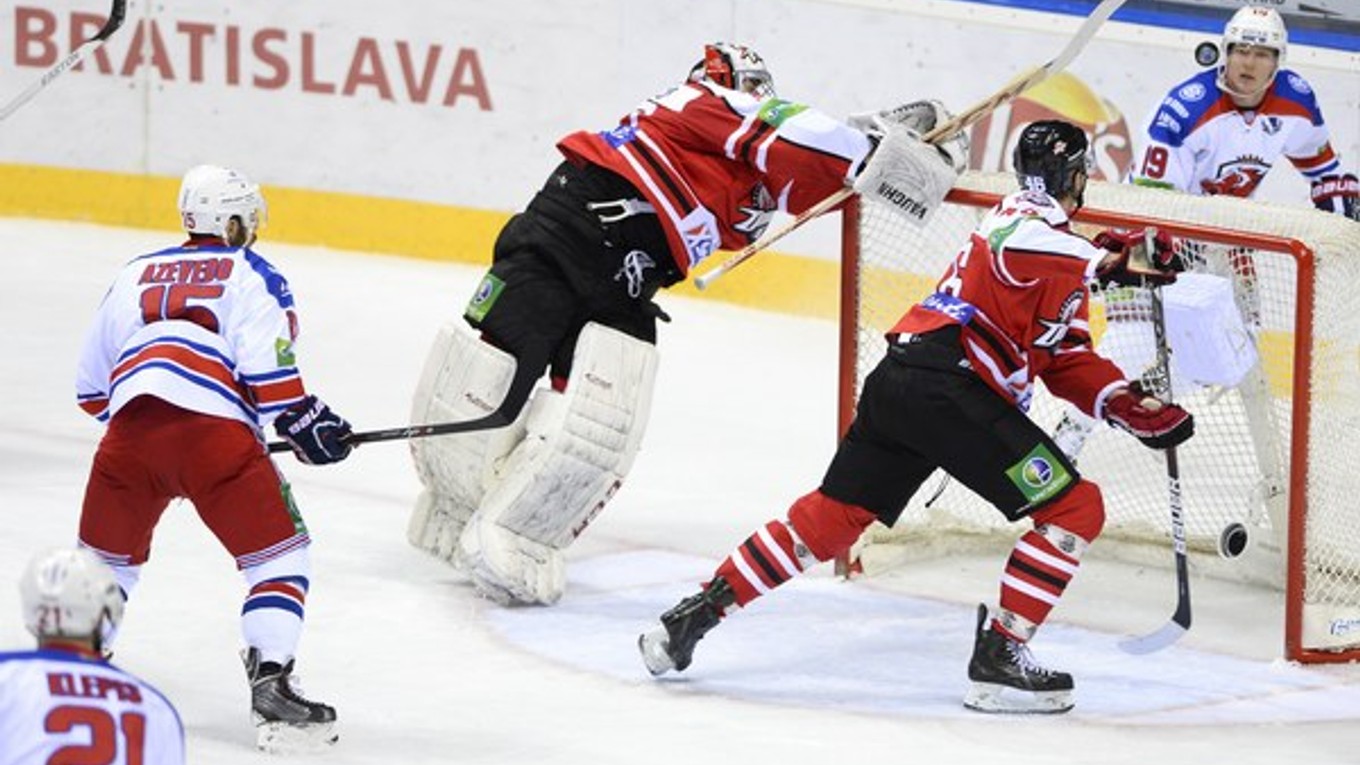 Justin Azevedo (č. 15) hrával v minulosti aj za už neexistujúci HC Lev Praha.