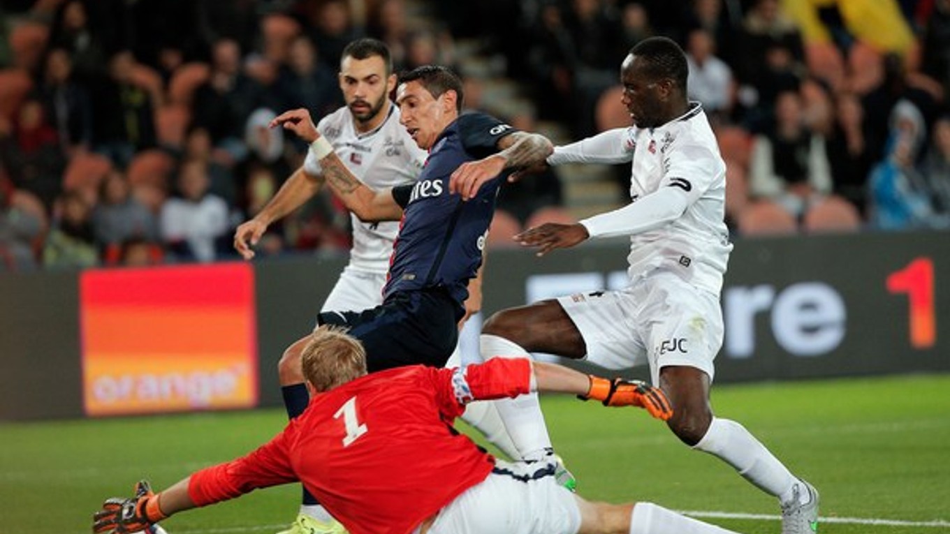 Ángel di María (v tmavomodrom) strieľa druhý z troch gólov Parížanov do siete Guingampu.