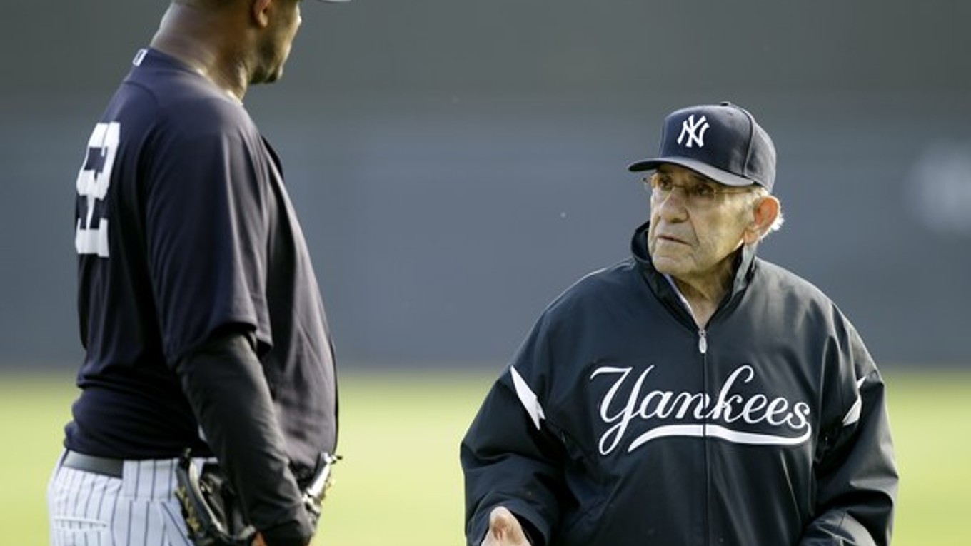 Na snímke z 24. februára 2011 komunikuje Yogi Berra (vpravo) s nadhadzovačom CC Sabathiom. Legendárny bejzbalista zomrel vo veku 90 rokov.