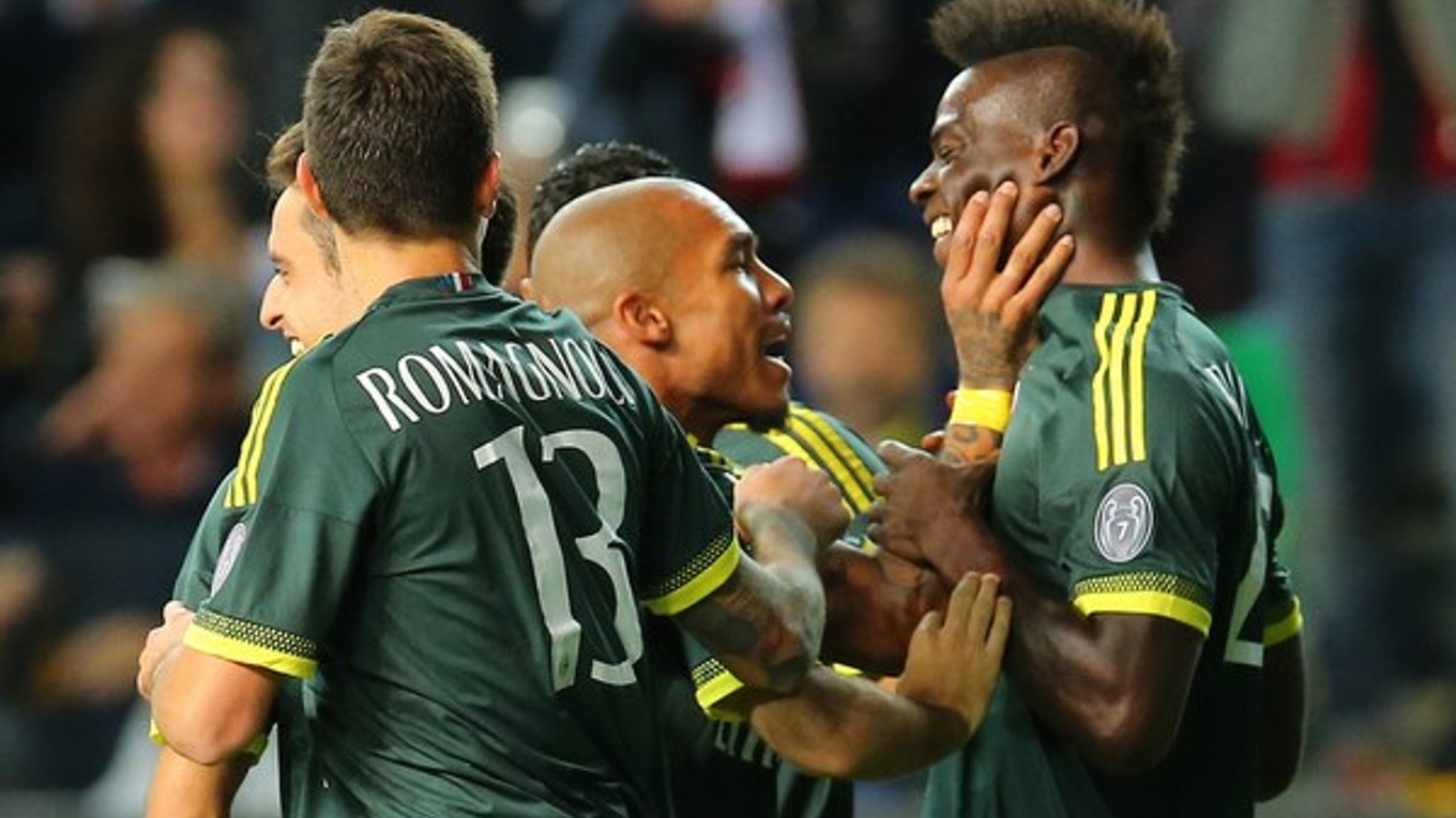 Mario Balotelli (vpravo) oslavuje so spoluhráčmi svoj gól do siete Udinese.