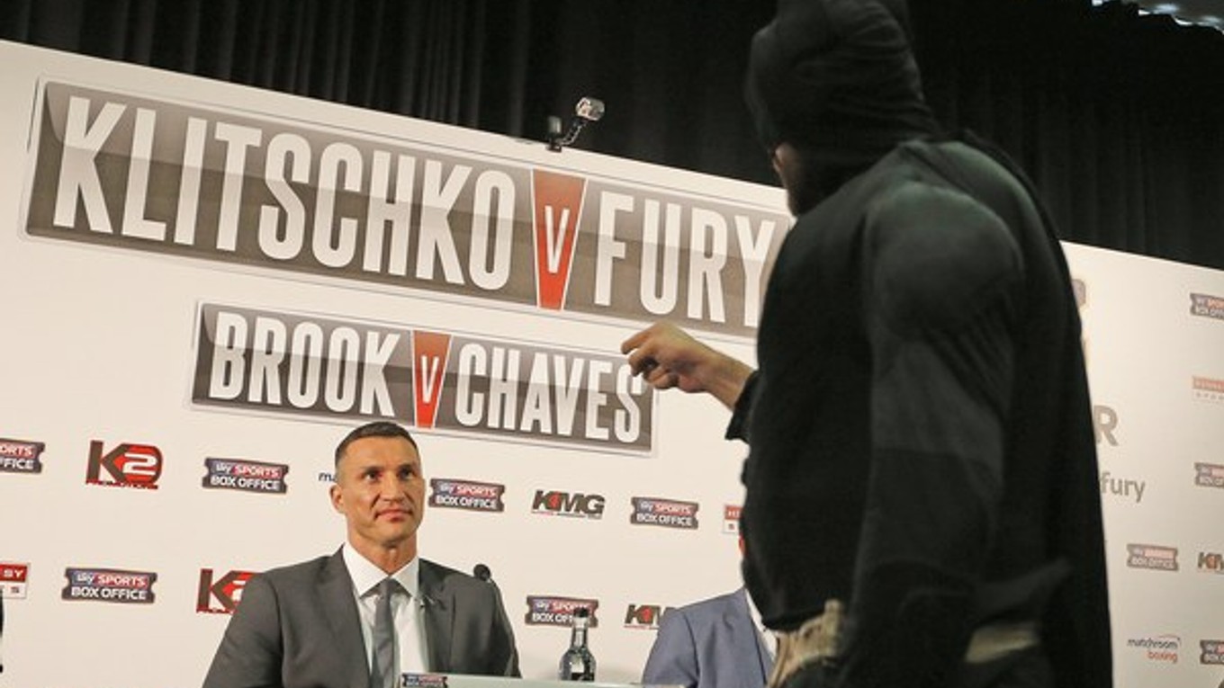 Vladimir Kličko (vľavo) sleduje výstup Tysona Furyho.