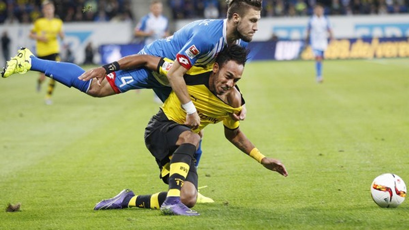 Pierre-Emerick Aubameyang z Dortmundu (dole) je tvrdo bránený Erminom Bičakčičom z Hoffenheimu.