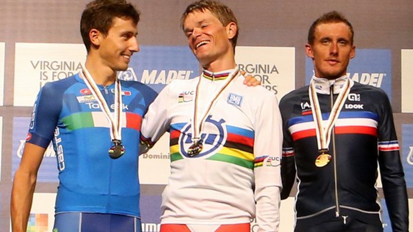 Víťaz časovky Vasil Kirienka (uprostred) na snímke s druhým Talianom Adrianom Malorim (vľavo) a bronzovým Francúzom Jeromom Coppelom.